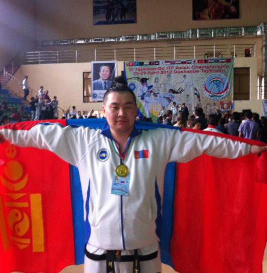 “Sync” хамтлагийн  ахлагч Б.Мөнх-Оргил улсын аваргаас алтан медаль хүртлээ